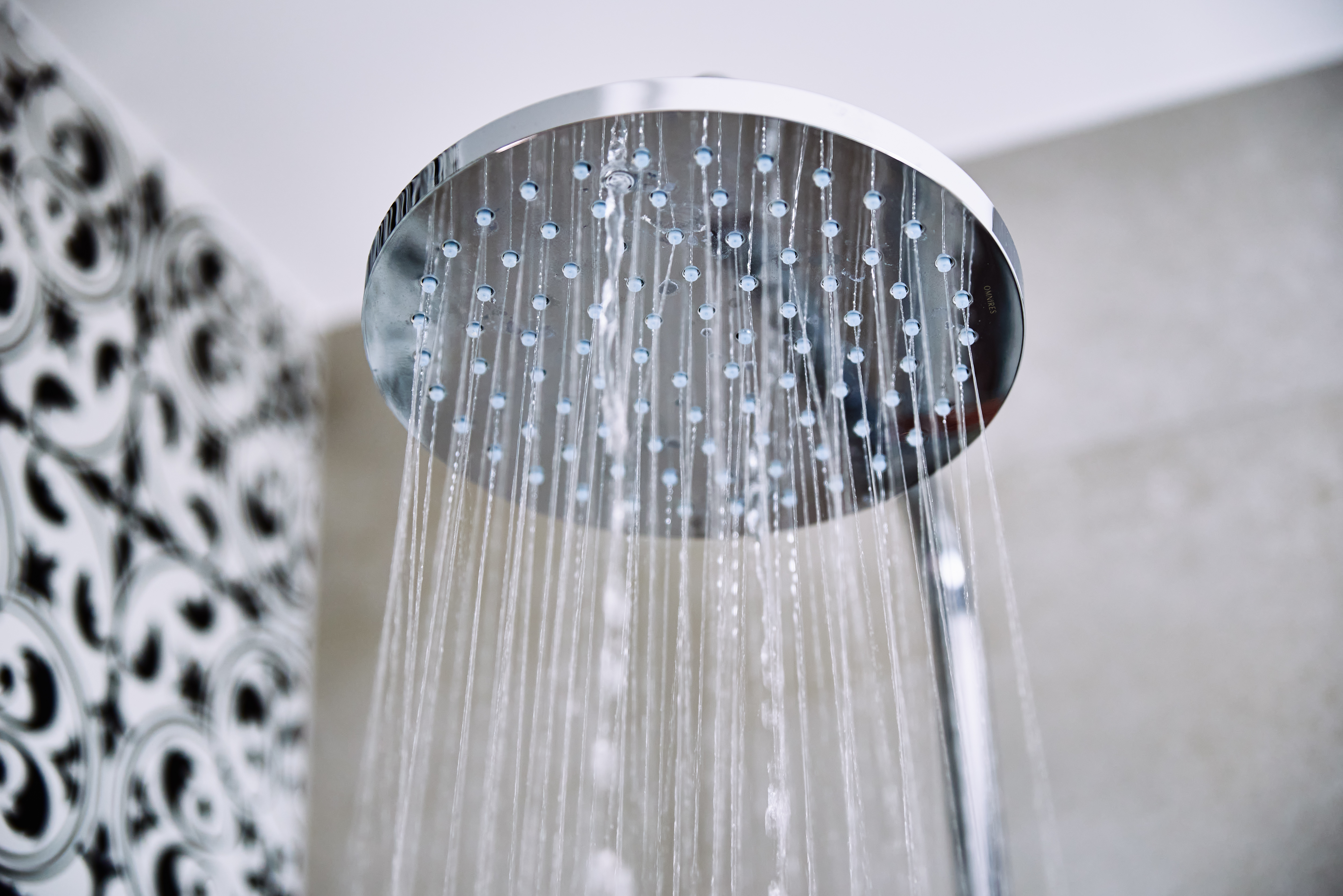 Water flowing shower head